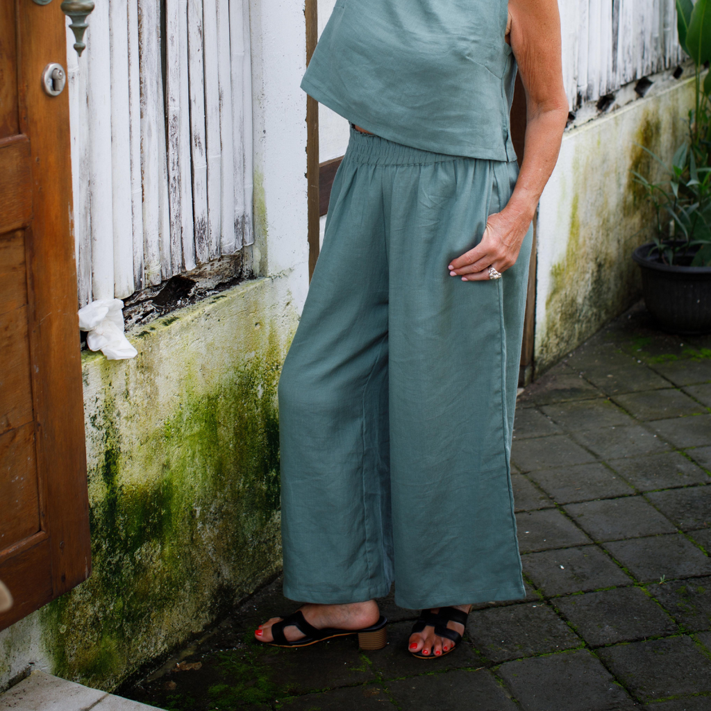 Linen pants with elastic waist and pockets for mature women