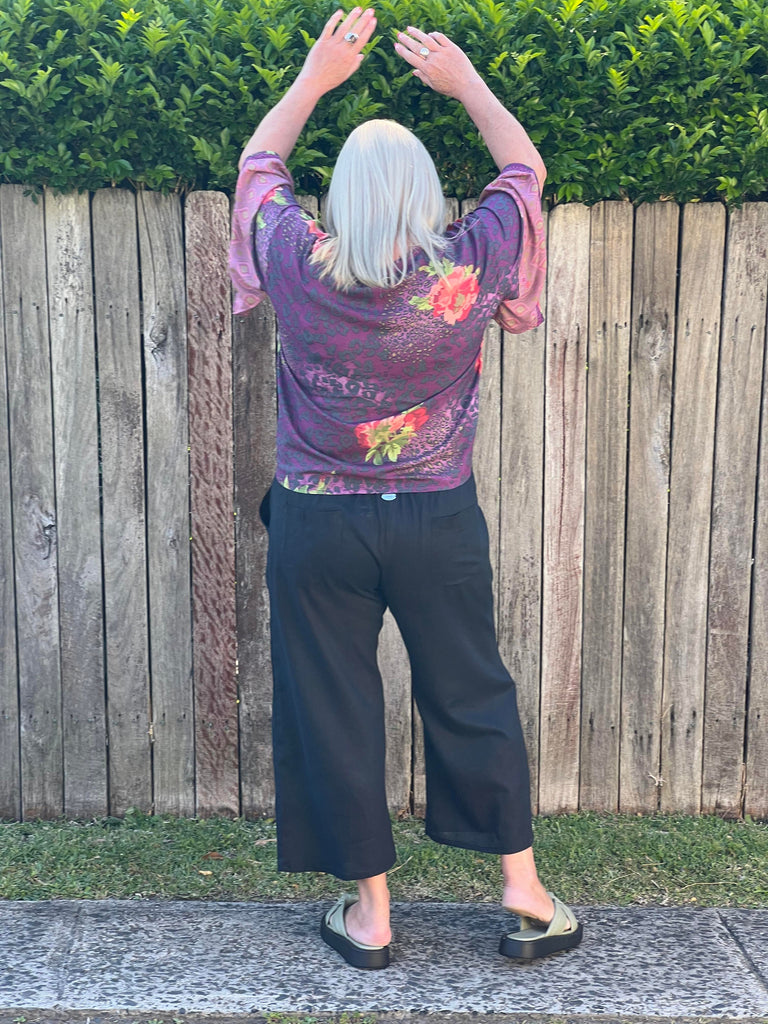 Taleeta - tie front top - jungle hibiscus - back - arms up